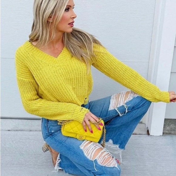 Le Lis Collection yellow distressed oversized cropped sweater. Size small. - Picture 4 of 6